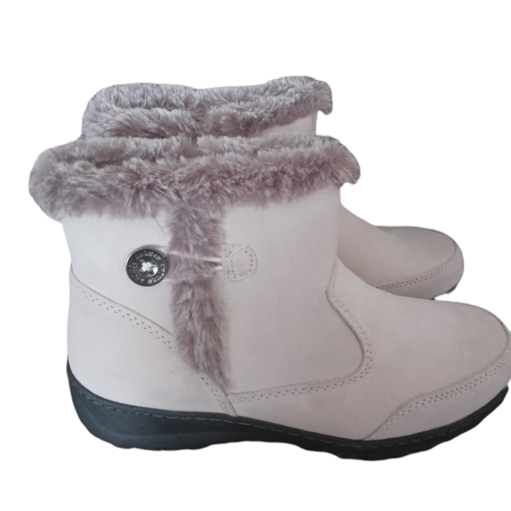 Khombu Women Boots, Size 10 Color Cream